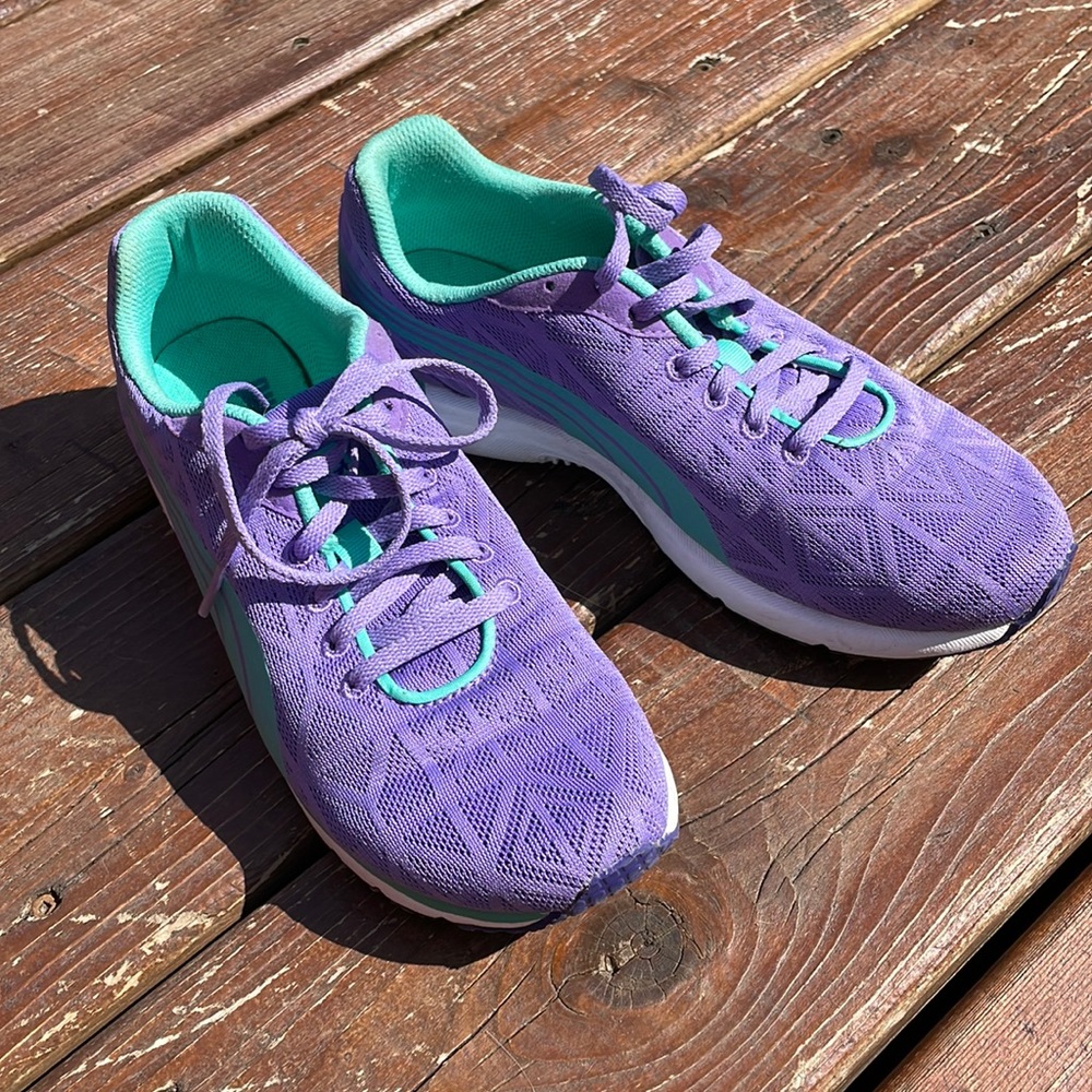 NWOT - Puma running shoes woman’s size 7
